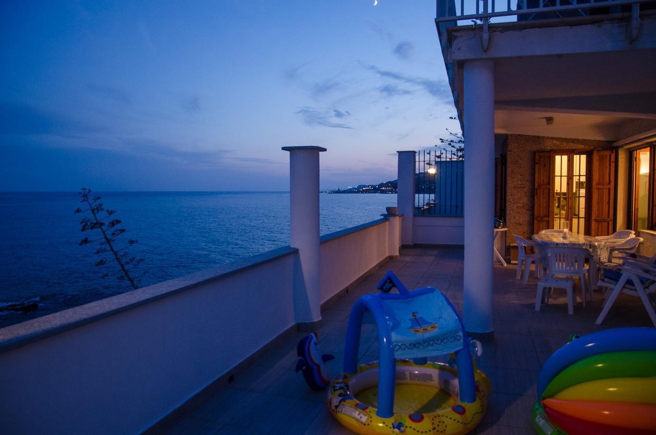 Seaside Holiday Apartment - Unique Location Cipressa Exterior photo